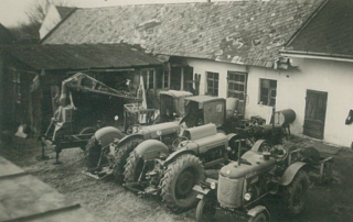 John Deere Traktoren vor der Werkstatt